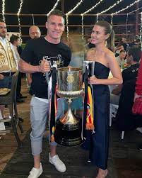 Kevin gameiro's reaction after he scored sevilla's first goal in the uefa europa league final match against liverpool on may 18, 2016. Footballers Wagskids On Twitter 25 05 2019 Kevin Gameiro And Lina Celebrate After Valencia Cf Winning Spain Copa Del Rey Pic Lina Gameiro Kevingameiro Linagameiro Valencia Valenciacf Valenciawags Copadelrey Lacopadelcentenari Https T Co