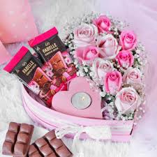 Decorate the lid heart shaped cover with scalloped edge heart and lace heart. Order Chocolates Roses Hamper In Heart Shaped Gift Box Online At Best Price Free Delivery Igp Flowers