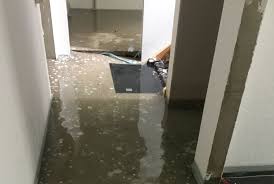 Schäden durch geplatzte wasserrohre, marode wasserleitungen oder überlaufende badewannen. Katastrophe Massiver Wasserschaden Im Keller