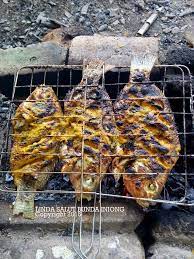Menyantap sajian ikan gurame bakar sekaligus menikmati pemandangan puncak yang indah di depan mata woow.nikmatnya ikan bakar tak bisa dilukiskan bakar di atas bara api/arang atau dengan wajan pembakar bergerigi yang sudah diolesi sedikit mentega dengan panas antara sedang dan tinggi. Ikan Panggang Ikan Bakar By Linda Salut Bahan 2 Ekor Ikan Sedang 50 100gr Santan Kental Jangan Terlalu Ban Ikan Bakar Resep Ikan Bakar Resep Ikan