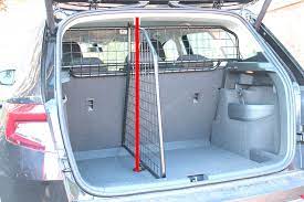 Plenty of space for a family and luggage ; Guardsman Seat Ateca Hundegitter Und Verstellbarer Kofferraumteiler Bundel G1513 1b