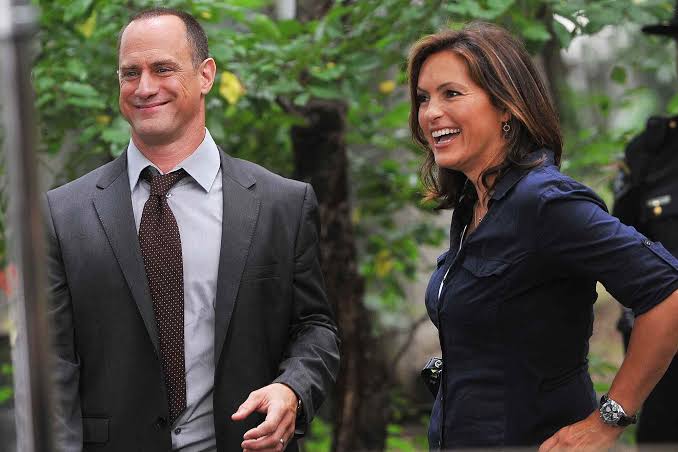 Mariska Hargitay and Christopher Meloni Hold Hands at the Knicks Game in  N.Y.C.