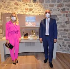 + turizm bakanı mehmet ersoy'un eşi pervin ersoy'un elini öptürdüğü çalışanına 100 dolar verdiği kareyi paylaşması büyük tepki çekti. Bakan Ersoy Esi Ile Galata Kulesi Acilisina Katildi