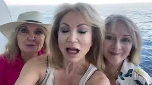 Mahny Djahanguiri and Mike Simkins fly into the nest for a Monday chat! ⭐️  Episode 203