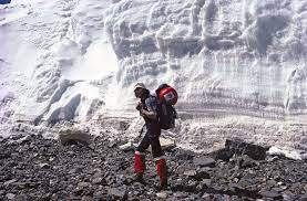 He made the first solo ascent of mount everest and, along with pet. Nach Dem Aufstieg Auf Den Mount Everest Peter Habeler Links Und Reinhold Messner Stuttgarter Zeitung