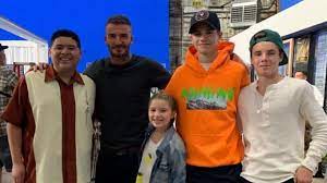 See more ideas about david beckham, beckham, david beckham family. News Im Video Die Beckhams Am Set Von Modern Family Gala De
