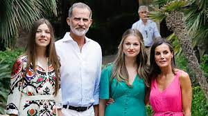 Doña Letizia, don Felipe, sus vacaciones privadas y las grandes incógnitas  de cada año: ¿Cuáles han sido sus últimos (supuestos) destinos? ¿Otras  monarquías europeas también guardan silencio en este asunto? | Vanity
