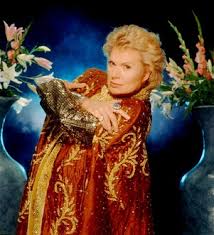 En el más reciente comercial de doritos, el astrólogo viaja al espacio, rejuvenece y explota. Walter Mercado Wikipedia