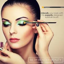 Amazon.com: Beth Bender Beauty Classic Angled Eyeliner Brush