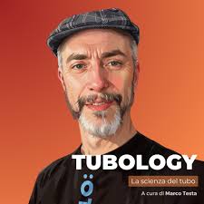 Anche quest anno sul palco di fosforo salirà il fisico Marco Testa, nei  panni del professor Farluk, scienziato un po' distratto, a cui piace  condividere la sua passione per gli esperimenti con