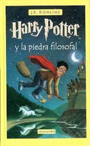 Y también este libro fue escrito por un escritor de. Harry Potter And The Philosopher S Stone Spain Harry Potter Book Covers Rowling Harry Potter Harry Potter Stories