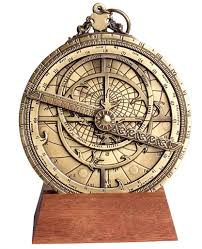 Sciences Et Technologies L Astrolabe Etait Le Principal Outil De Navigation Utilise A L Epoque Du Rococo Par Les Explorateur Compass Armillary Sphere Antiques