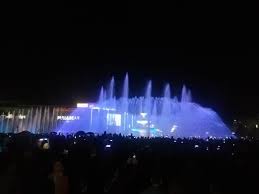 Showul este deosebit şi strânge multă lume în fiecare weekend. Simfonia Apei Revine Si Anul Acesta La Fantanile Din PiaÅ£a Unirii Libertatea