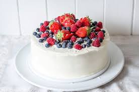 Dette er en kjapp og enkel kake å lage, men som ser imponerende ut. 17 Mai Kake Med Creme Fraiche Og Friske Baer Cake Norwegian Food Baking