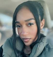 So Samantha never go to her own room she's always in her brother's room  🙃She's a good actress to protray a 16 year old teen when she's actually  30.