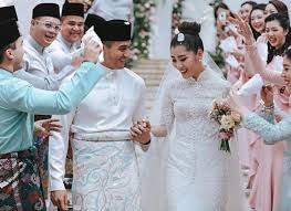 It is believed that the video was first uploaded on emilia's personal instagram account. 11 Foto Perkahwinan Sm Faliq Nasimuddin Bersama Chryseis Tan Anak Jutawan Malaysia