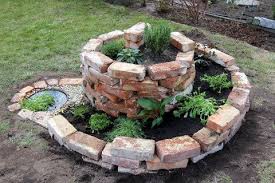Un Circolo Di Mattoni A Vista Che Chiude Il Vaso Cilinfrico Delle Ninfee Bambuu Garten Feuerstelle Garten Gartengestaltung Ideen