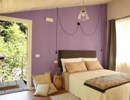 L'identikit del perfetto letto da ragazza ad una piazza e mezza prevede, da manuale, toni pastello, linee morbide e forme arrotondate. Camera Da Letto Con Pareti Viola Design Foto E Idee Per Arredare Giugno 2021 Houzz It