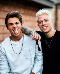 Tutti i biglietti già acquistati saranno ovviamente validi per il nuovo concerto, e gli ultimissimi biglietti ancora acquistabili sono qui: Fede Di Benji Fede Racconta I Suoi Lutti E Le Relazioni Con Le Fidanzate