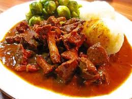 Delikates Wildgulasch Mit Spatzle Von Pbuggi Chefkoch Wildgulasch Rezept Wildgulasch Gulasch
