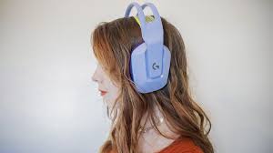 Logitech introduces a new look with a new line of headsets, pairing a dash of color with a serious swath of features. Logitech G733 Lightspeed Review Cool And Colourful