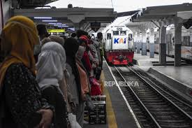 Rute dan stasiun pemberhentian ka mutiara selatan surabaya, mojokerto, jombang, kertosono, nganjuk, madiun, walikukun, solobalapan, yogyakarta. Pembatasan Operasional Kereta Api Di Bandung