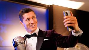 Les cartes seront redistribuées, avec la fin du partenariat entre france football, qui a créé ce trophée en 1956, et la fifa. Robert Lewandowski Weltfussballer Fc Bayern Star Mit Erdrutsch Sieg