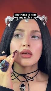 Singing Influencer with Mole