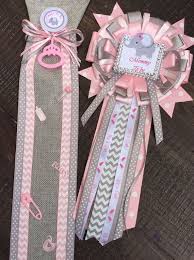 Gris Mama Elefante De Chevron Para Ser Pin Mami Que Ramillete Baby Shower Corsage Pink Baby Shower Elephant Baby Shower Theme