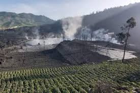 Kawah sileri dieng meletus freatik dan semburkan lumpur. Jrgmukbonbldvm