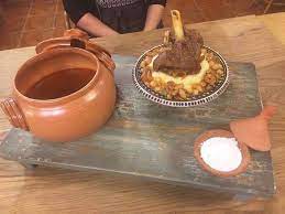 Le couscous ce bon plat plein de saveurs est à l'origine un plat berbère qui consiste à marier de la semoule, des légumes variés (carotte, navet, pomme de terre, oignon, courgette…) et de la viande. Recettes De Couscous Algerien De Les Joyaux De Sherazade