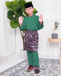 Typically worn during the raya celebrations, baju melayu comes with a rich history and now has adapted many modern designs to fit the styles of today's. Baju Melayu Yusuf Slim Fit Kids Emerald Green Muslimahclothing Com