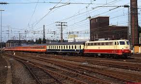 112 494 0 Trifft Um 1980 Im Dusseldorfer Hauptbahnhof Ein Bedauerlichertweise Habe Ich Mir Damals Nicht Notiert Um Eisenbahn Fotografie Bundesbahn Eisenbahn