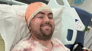 Barry Manilow announces he's been diagnosed with lung cancer aged 82