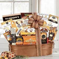 Christmas Gift Baskets Share A Special Bundle Of Goodies Christmas Gift Baskets Executive Gifts Christmas Gifts