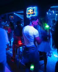 ✨ En nuestro Piano Bar, siempre hay un cóctel perfecto para romper el hielo 😅🍸. Entre risas, buena música y un brindis, las preocupaciones se hacen chiquitas y la noche se vuelve