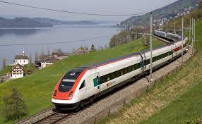 De trein is het ideale vervoersmiddel om de verschillende landschappen te ontdekken. Zwitsers En Duits Spoor Getroffen Door Regen