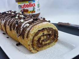 Le gâteau roulé au nutella est un gâteau qui fait souvent l'unanimité auprès des petits et des grands. Gateau Roule Au Nutella Et Noisettes Concassees Chez Ale