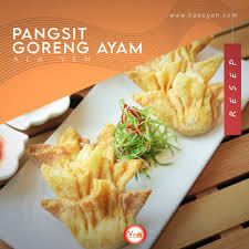 Kamu harus pastikan betul isian pangsit goreng matang, karena kulit pangsit sangat cepat garing ketika digoreng. Resep Pangsit Goreng Isi Ayam Basoyen