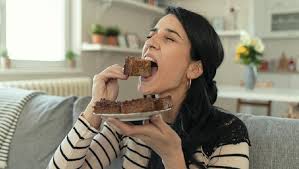 Apapun makanan yang dioalh dan menagndung banyak garamn sebaiknya dihindari, karena garam tidak mampu menyerap air dengan baik dan menghambat nutrisi untyk menyebar keseluruh jaringan tubuh, akibatnya memicu tumbuhnya jerawat yang meradang yang sedikit sulit untuk disembuhkan. 7 Makanan Yang Menyebabkan Jerawat Hindari Jika Ingin Wajah Mulus