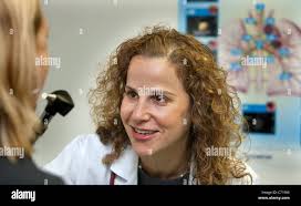 Il dottore controlla il paziente immagini e fotografie stock ad alta  risoluzione