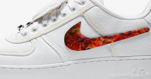 A black leather perforated toe contrasts the canvas, as does a. Nike X Travis Scott Prezzo Cheap Online
