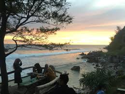 Lampung selain dikenal sebagai provinsi penghasil kopi dan lada, ternyata lampung memiliki banyak tempat wisata pantai yang bagus. Bersantai Di Pantai Momong Yang Bersembunyi Di Balik Bukit Kanal Aceh