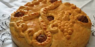 Η μόνη διαφορά με τα άλλα συνήθη ψωμιά είναι ο πλούσιος του στολισμός με διάφορα κεντήματα. Xristopswmo Biscotto