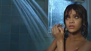 16 yaşında başlayan başarılı yolculuğu, grammy'den brit. Rihanna In Bates Motel Bitch Don T Kill Me In The Shower Aktuelles Musik Puls