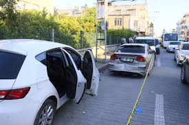 Son alınan habere göre 1 ölü, 4 yaralı var. Adana Yesilevler De Silahli Catisma Cok Sayida Yarali Var