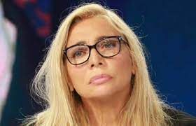 Mara povoleri (born october 20, 1950), better known as mara venier (pronounced ˈmaːra veˈnjɛr), is an italian actress and television hostess. Mara Venier Rivela Il Dramma Della Sua Malattia La Confessione A Oggi