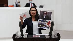 Chp i̇stanbul milletvekili sera kadıgil kürsüye gelerek yemin metnini ezbere okumaya başladı ancak başarılı olamadı. Chp Li Kadigil Ali Cem Koroglu Nu Sordu Bakan Yanit Verdi Ihmal Varsa Geregini Yaparim