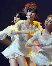 TWICEモモ おっぱい画像 ライブ中に乳首ポロリ！ピンクの乳輪がエロすぎるｗｗｗｗ - 裏ピク