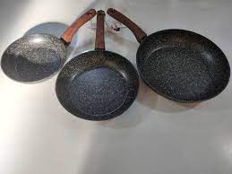 بيت العائلة on instagram سيت متكون من ٣ طاوات غرانيت ثقيل ماركة اونلاين الاحجام 28 و24 و20 السعر ٢٥ الف دينار iron pan cast iron pan saute pan